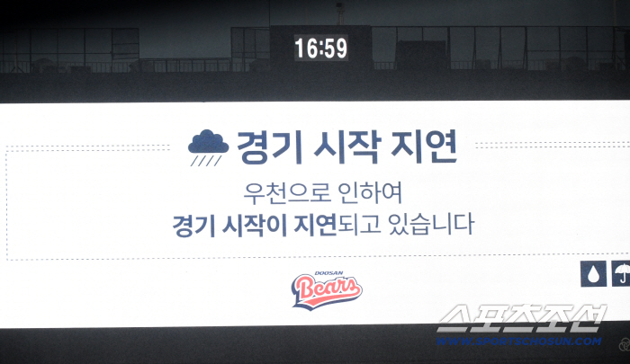 What do you mean, a tarpaulin when you sing the national anthem! Rare scenery → Playball delayed due to sudden heavy rain in Jamsil