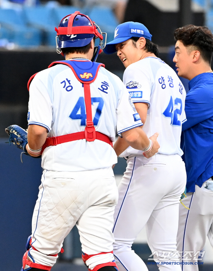 Yang Chang-seop, who put Hanwha's batting line to rest while on the move for hospital examination, flopped down and replaced after hitting his chest with a straight hit