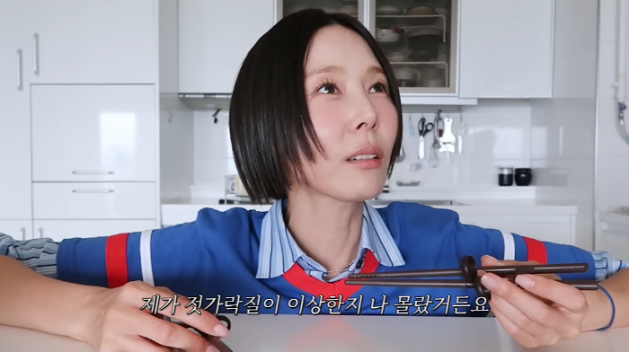 44-year-old Kim Na-young doesn't know that she's shocked to be pointed out for using chopsticks..purchase of braces