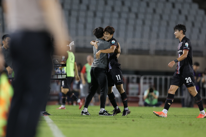 I'm glad that Bucheon Park Changjun's scene where he destroyed Incheon with a sudden winning goal came out