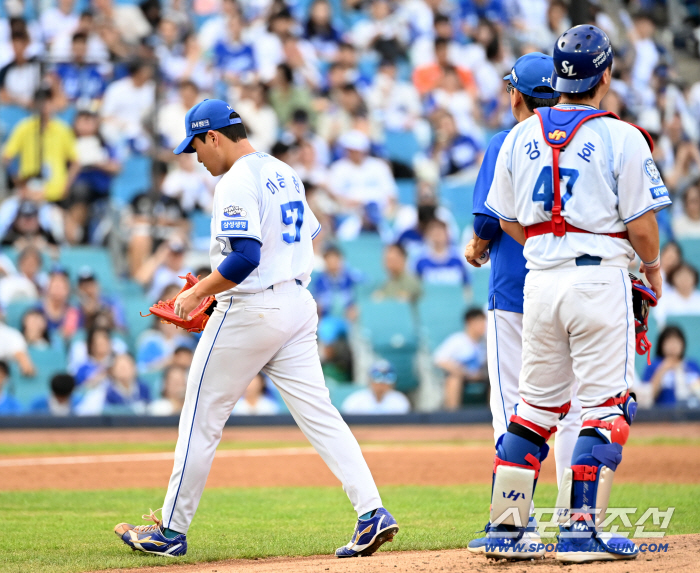 The butterfly effect caused by the unusual bitter sound of the second fielder's head coach and the subtle defensive mistakes of left and right Seung-hyun
