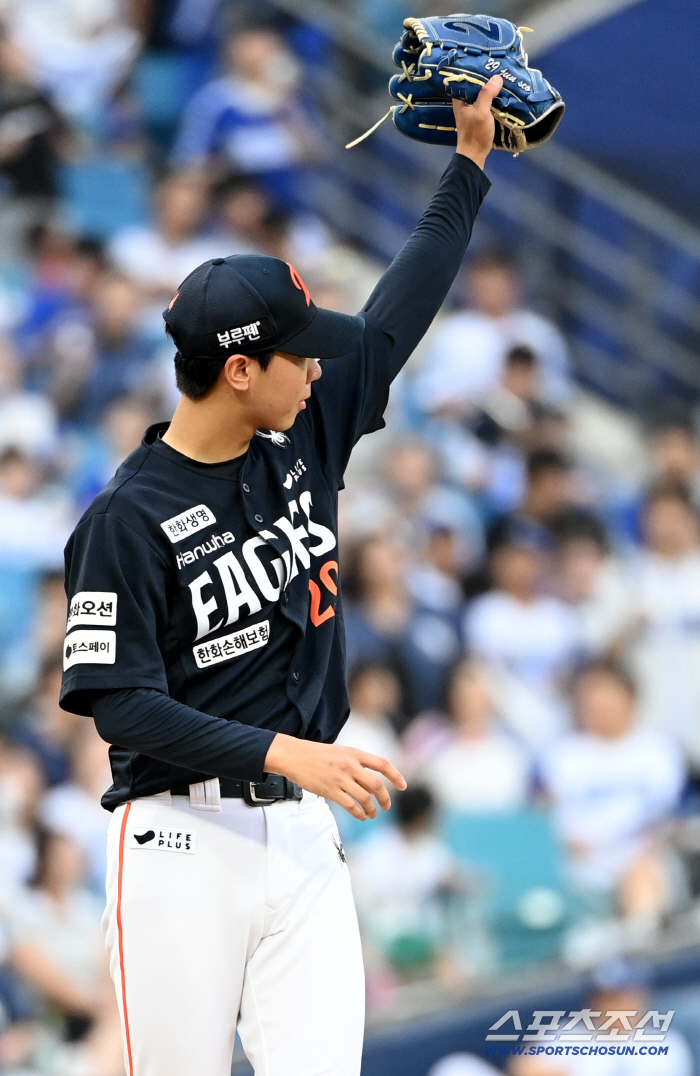 Hwang Jun-seo, who has found stability in the power of his fastball of 148km for four consecutive hitters, replaced only 57 pitches in the third inning. Why?