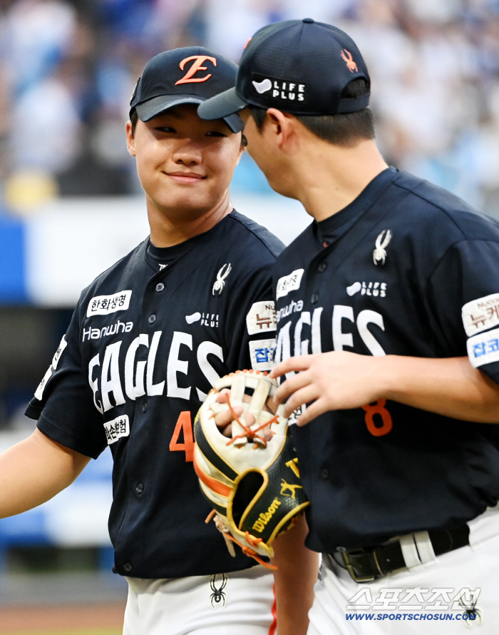 Hwang Jun-seo, who has found stability in the power of his fastball of 148km for four consecutive hitters, replaced only 57 pitches in the third inning. Why?