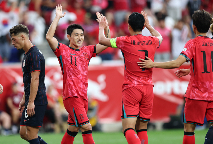 Sorry first A match reunion, 1 goal Pochettino 1 assist Son Heung-min for disaster...I didn't know if this was Korea or New York. The merciful Captain's smile