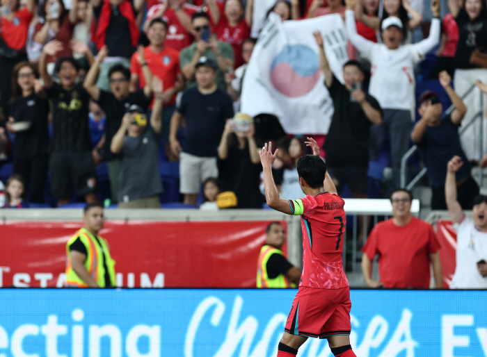 Sorry first A match reunion, 1 goal Pochettino 1 assist Son Heung-min for disaster...I didn't know if this was Korea or New York. The merciful Captain's smile