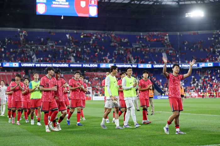 Sorry first A match reunion, 1 goal Pochettino 1 assist Son Heung-min for disaster...I didn't know if this was Korea or New York. The merciful Captain's smile