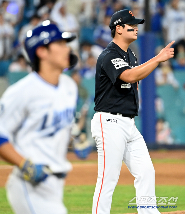 It's all thanks to you Hanwha right-hander Kim Seo-hyun's polite greeting, who first expressed his gratitude to the senior who was with him, 30 saves for the first time (Daegu site)
