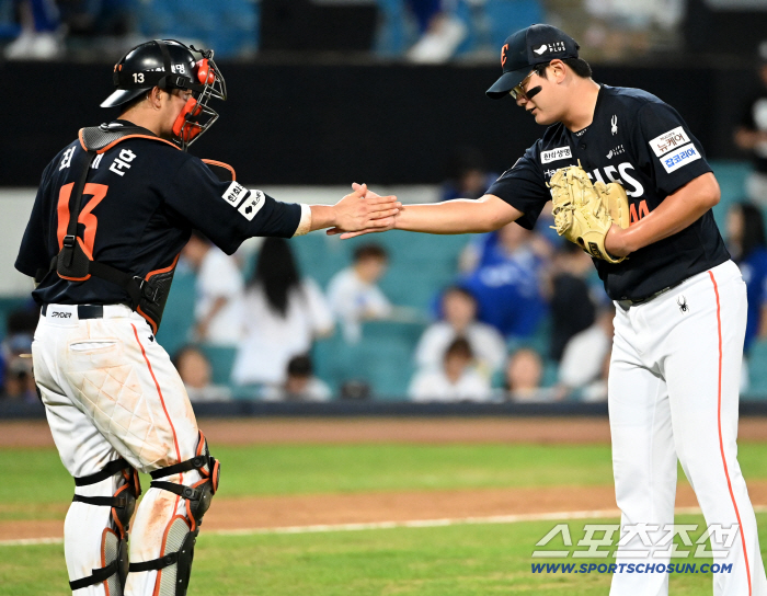 It's all thanks to you Hanwha right-hander Kim Seo-hyun's polite greeting, who first expressed his gratitude to the senior who was with him, 30 saves for the first time (Daegu site)