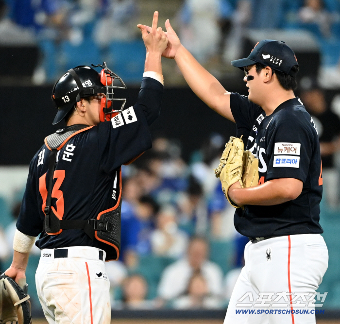 It's all thanks to you Hanwha right-hander Kim Seo-hyun's polite greeting, who first expressed his gratitude to the senior who was with him, 30 saves for the first time (Daegu site)