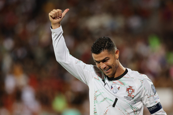 King soccer in Saudi Arabia? That's why CR7! 40 year old Ronaldo, multiple goals in the World Cup qualifying round! Portugal's big break