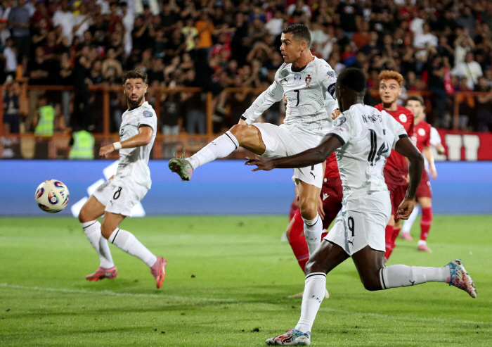 King soccer in Saudi Arabia? That's why CR7! 40 year old Ronaldo, multiple goals in the World Cup qualifying round! Portugal's big break
