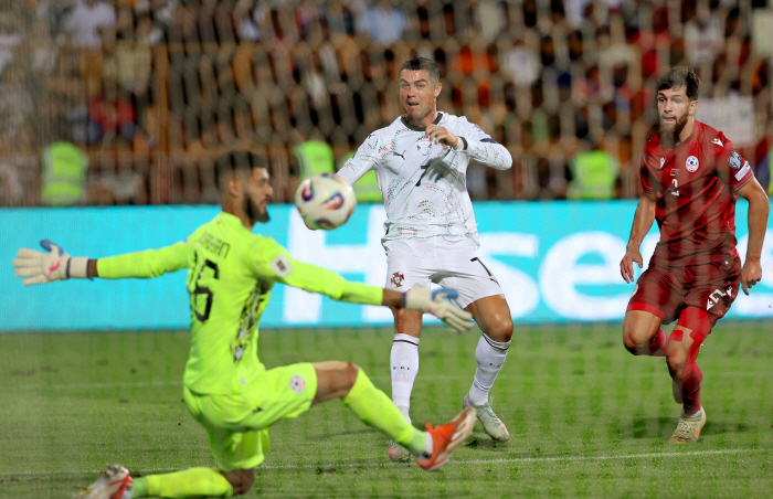 King soccer in Saudi Arabia? That's why CR7! 40 year old Ronaldo, multiple goals in the World Cup qualifying round! Portugal's big break