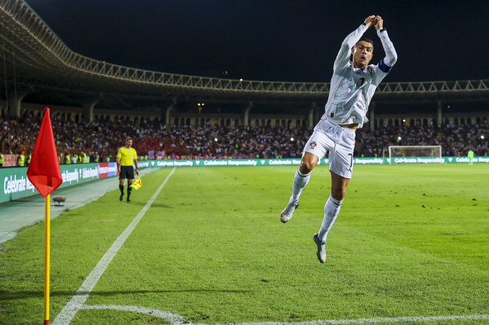King soccer in Saudi Arabia? That's why CR7! 40 year old Ronaldo, multiple goals in the World Cup qualifying round! Portugal's big break