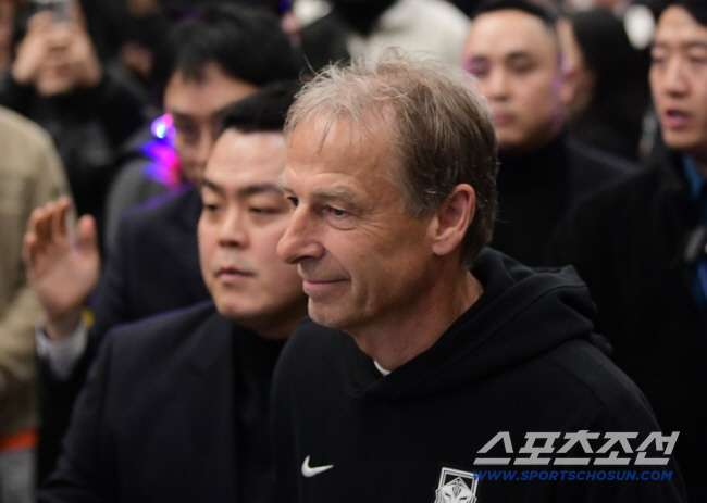 Korea is good, my son can't run, and I'm not laughing. Klinsmann, and Hong Myung-bo, a post-Asian-class player, are forced to smile
