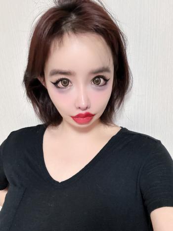Park Bom announced her bold makeup after 2NE1 was stopped