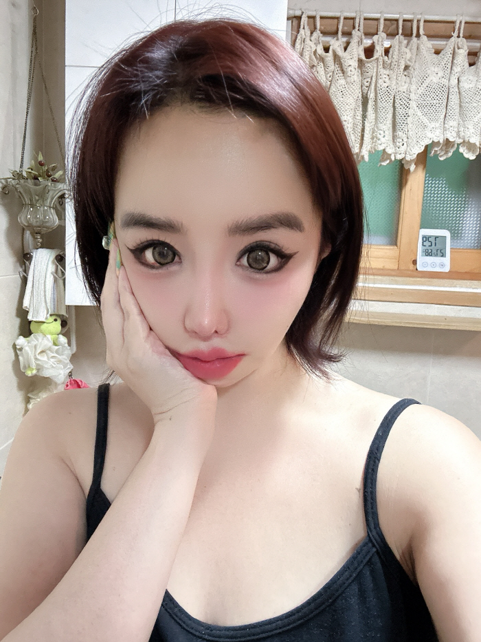 Park Bom Releases Selfies in the Bathroom...The camera is going to go through. More than checking what we've been up to