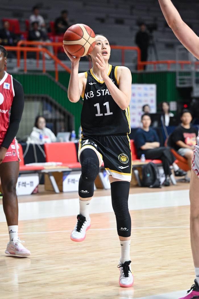 Kang Yi-seul, 26 points, KB Stars, 7883 defeat by Zaragoza, came in fourth...1st to 3rd place. Invited team party