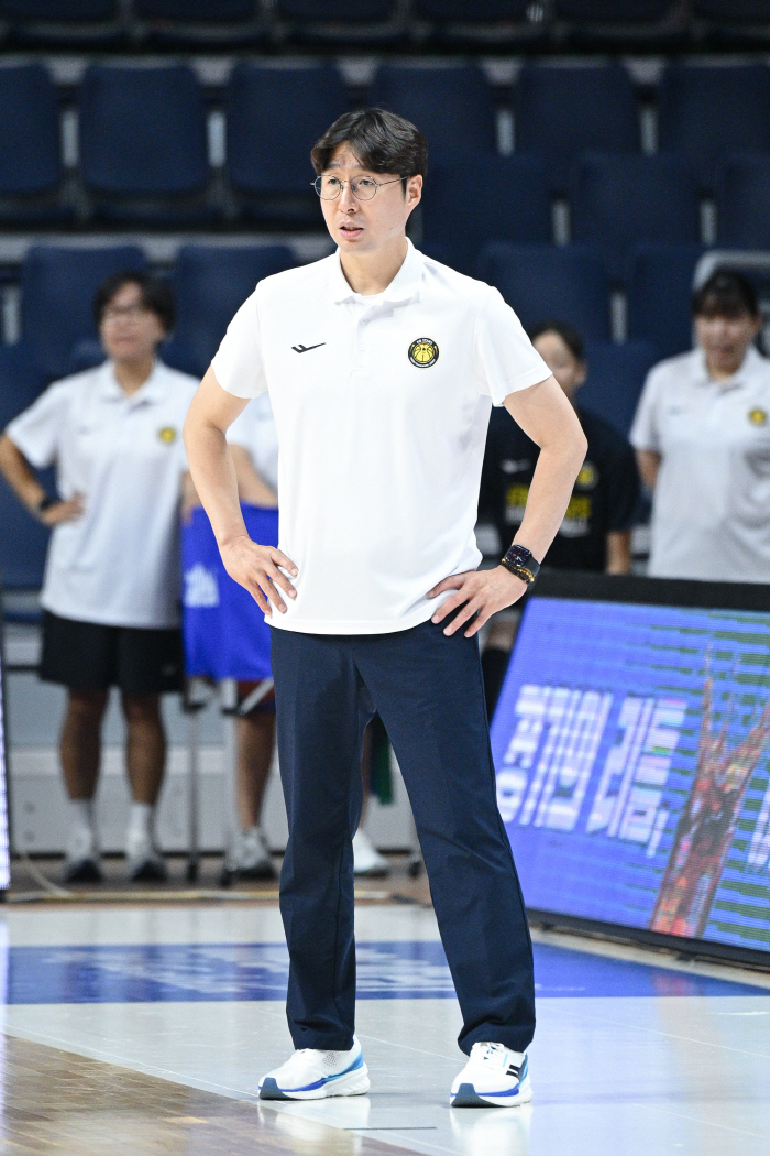 Kang Yi-seul, 26 points, KB Stars, 7883 defeat by Zaragoza, came in fourth...1st to 3rd place. Invited team party