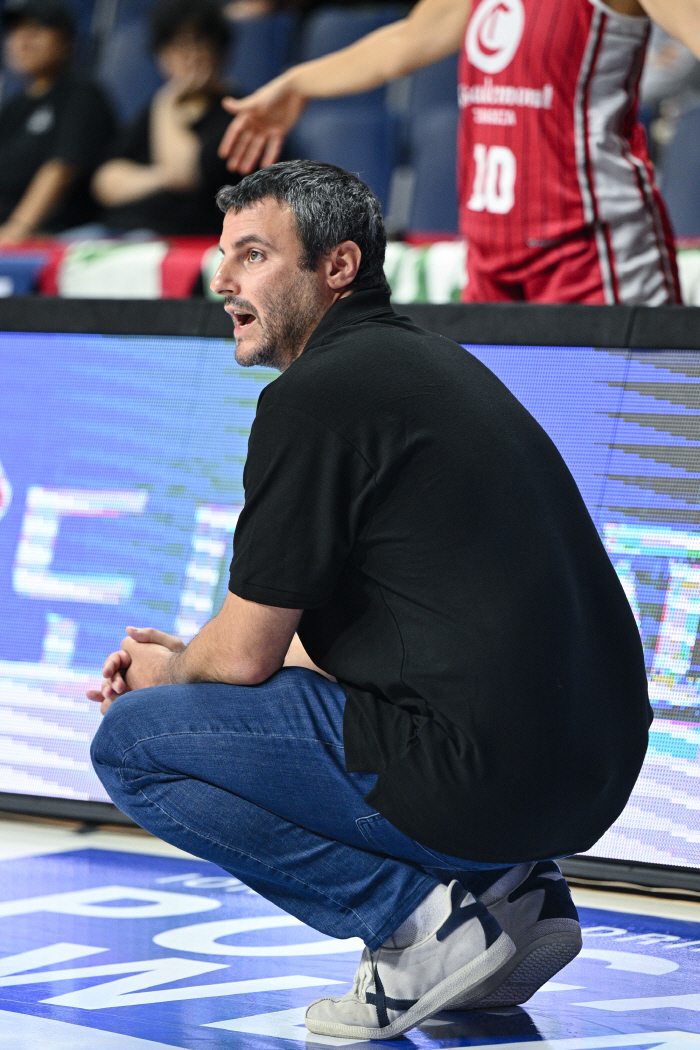 Kang Yi-seul, 26 points, KB Stars, 7883 defeat by Zaragoza, came in fourth...1st to 3rd place. Invited team party