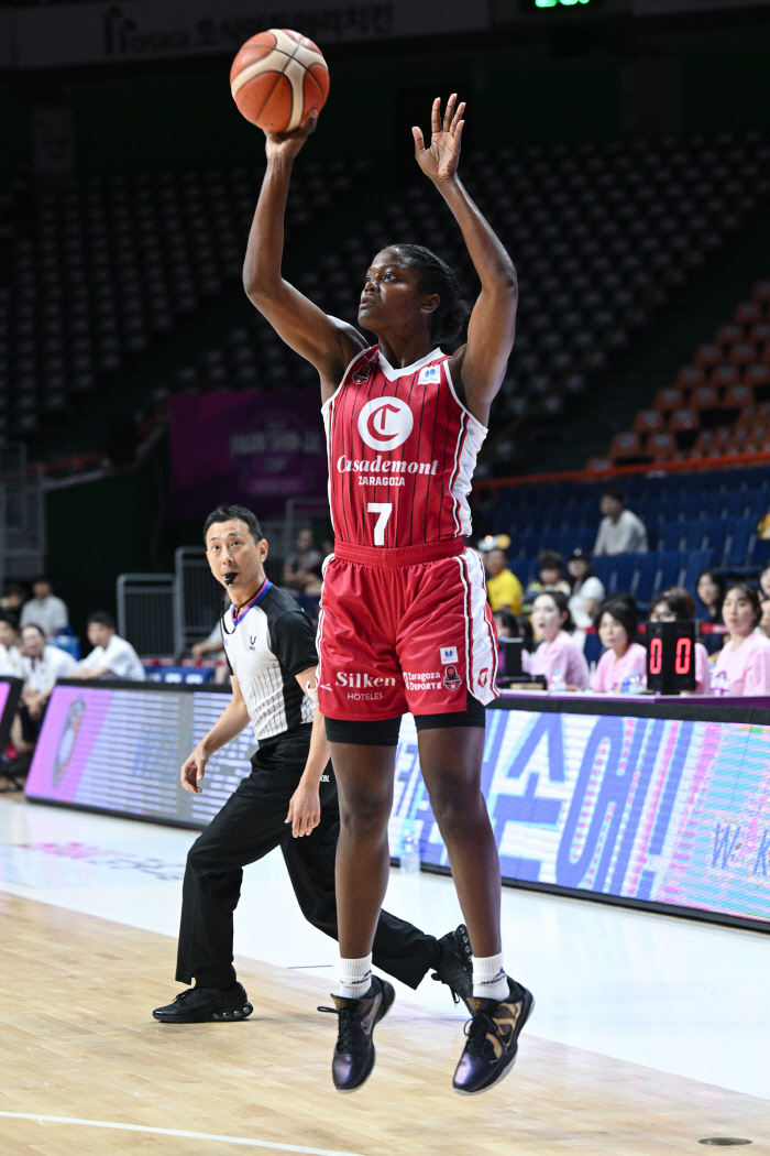 Kang Yi-seul, 26 points, KB Stars, 7883 defeat by Zaragoza, came in fourth...1st to 3rd place. Invited team party