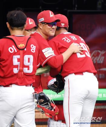 2000K Kim Kwang-hyun hugs director Lee Sung-yong