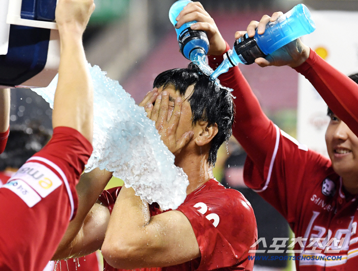  2000K Kim Kwang-hyun is bombarded with water bombs from juniors