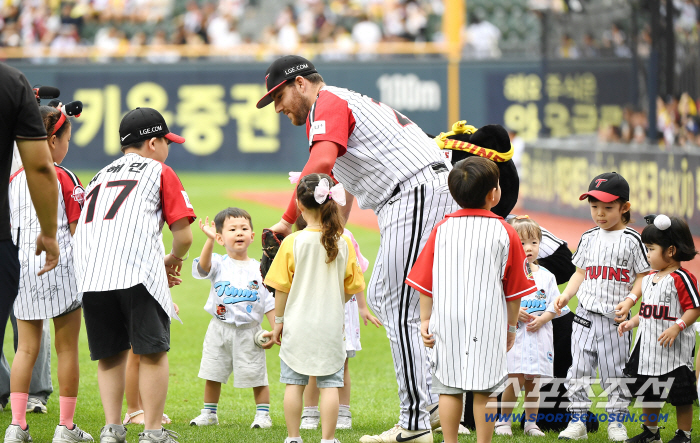  Austin is welcomed by children