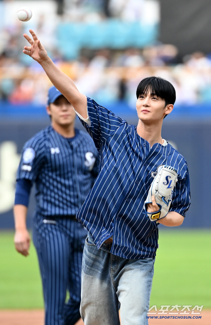  Bae Jin-young, Lions' uniform and strong first pitch
