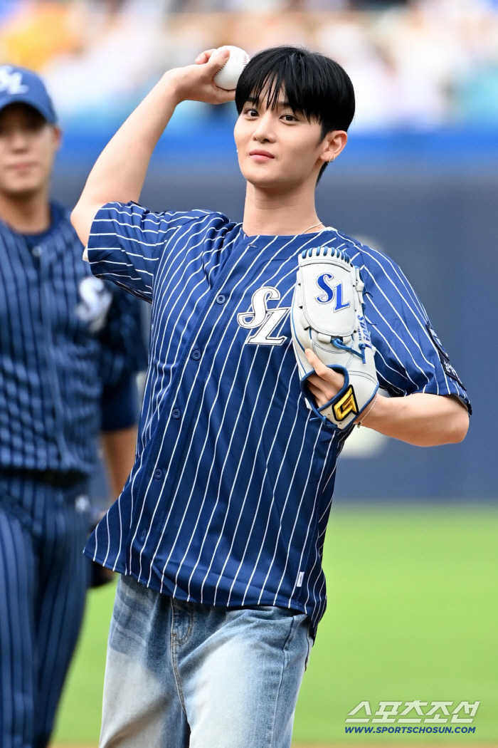  BAE JIN YOUNG, strong first pitch with a handsome smile