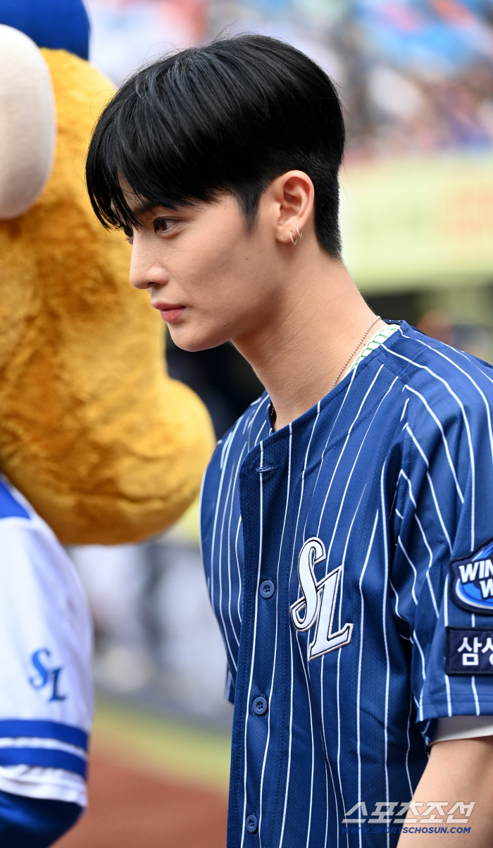  BAE JIN YOUNG, you look good in Lions uniform