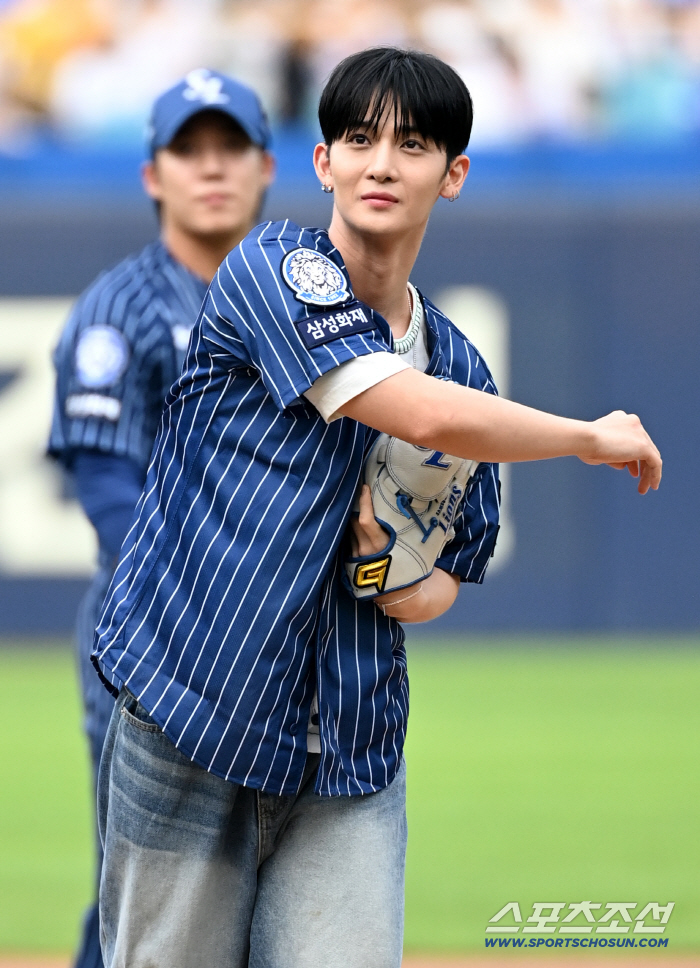  Bae Jinyoung is handsome even when he throws a ball
