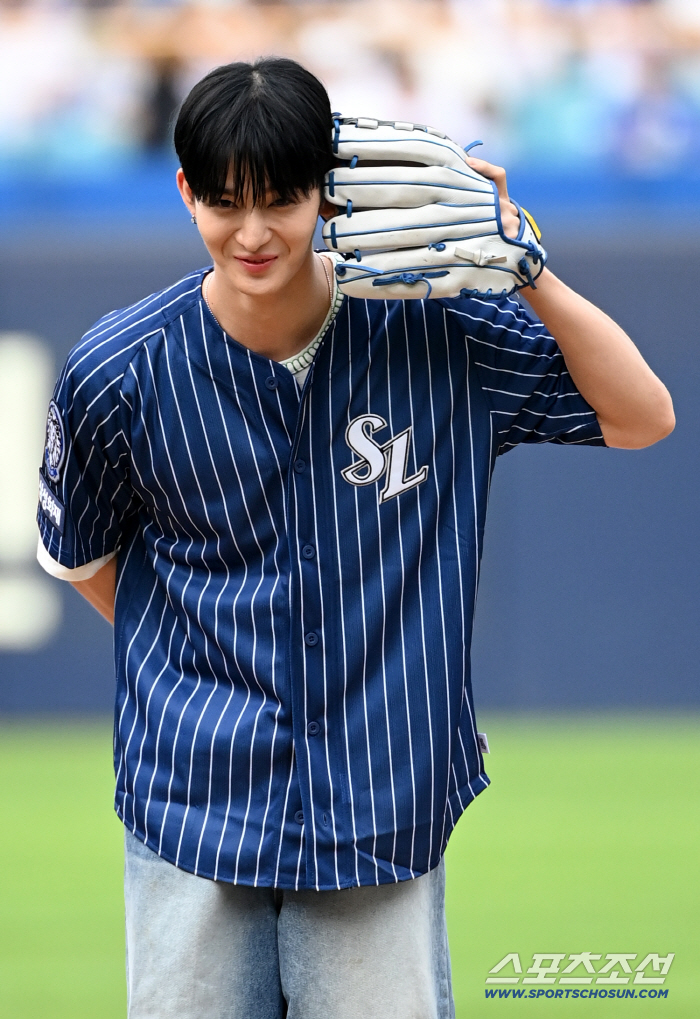  Bae Jinyoung smiles shyly on the mound
