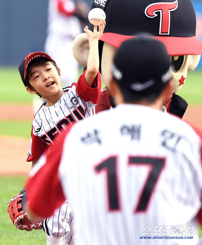  Captain Park Hae Min's son Eden's first pitch