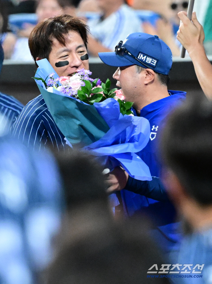  Director Park Jin-man congratulates Kang Min-ho on his 350th home run