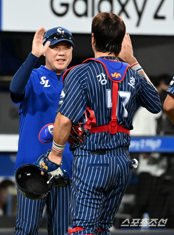  Director Park Jin-man congratulates Kang Min-ho on his 350th home run