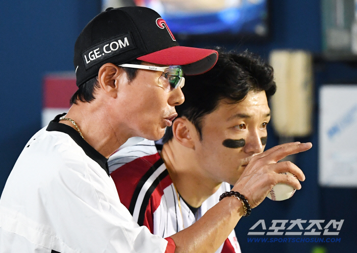  Director Yeom Kyung-yeop talks with Captain Park Hae-min
