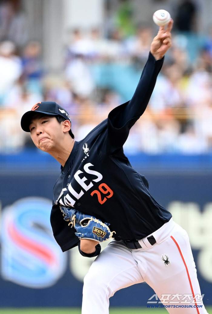  Hanwha starter Hwang Jun-seo's hard throw