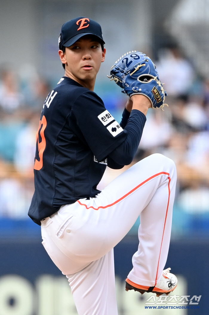  Hanwha starter Hwang Jun-seo's hard throw
