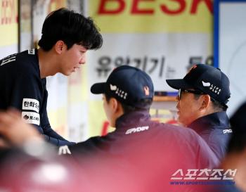  Hwang Jun-seo talks with Yang Sang-moon, the coach