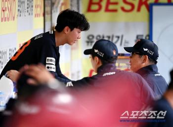 Hwang Jun-seo talks with Yang Sang-moon, pitching coach after the 3rd inning