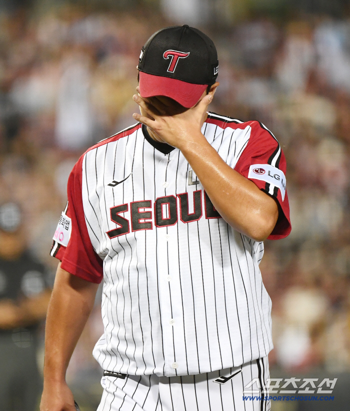  Jang Hyunsik to be replaced with one out and the bases loaded