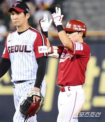  Jung Joonjae hit a double