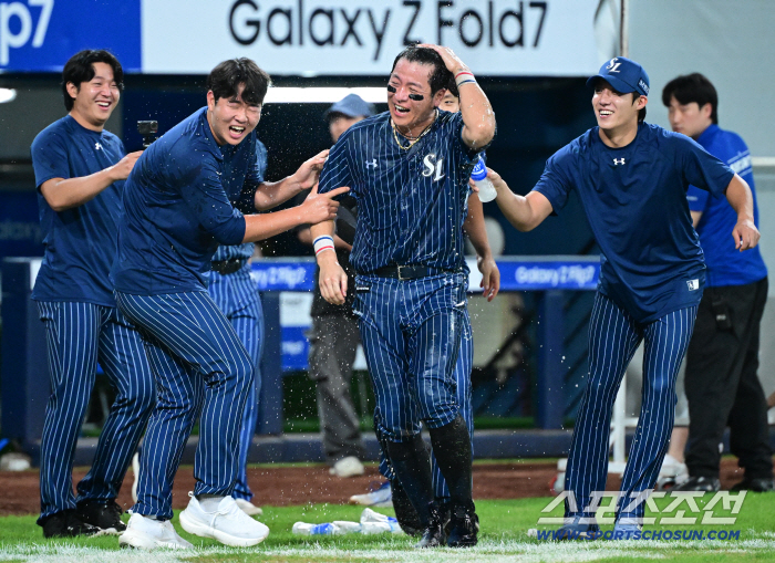  Kang Min-ho, congratulations on 350 home runs, cool water shower!