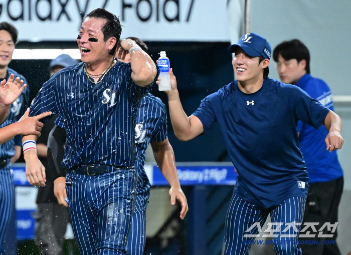  Kang Minho and Won Taein, who are getting water baptism, too