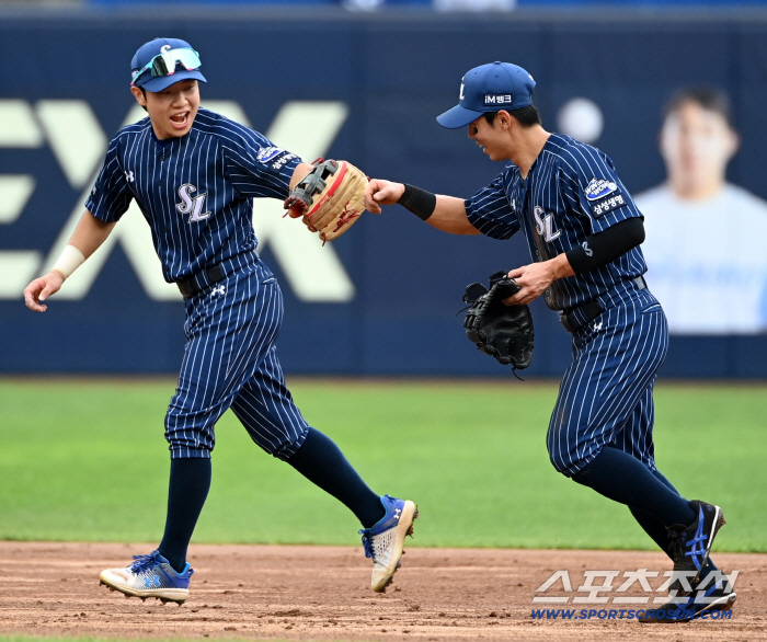  Kim Ji Chan Kim Sung Yoon, thrilling high-five