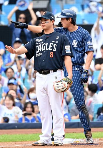  Koo Ja-wook, a one-run triple, gets a head start!