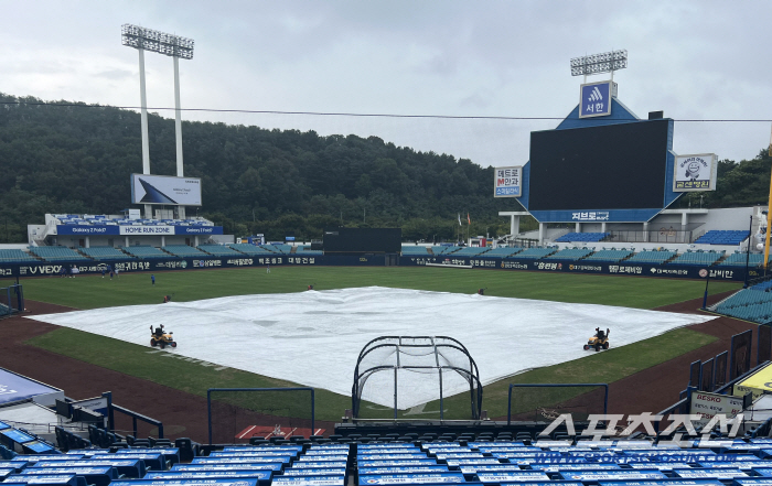  Lapak with a large tarpaulin. Light rain continues