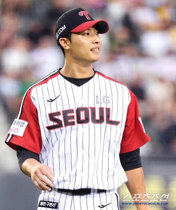  Lee Jung-yong, smiling, took the mound in the sixth inning without losing a point