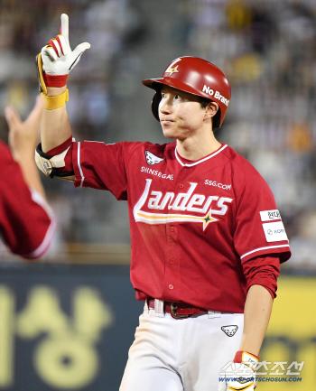  Park Sung Han hit a timely two-run ball