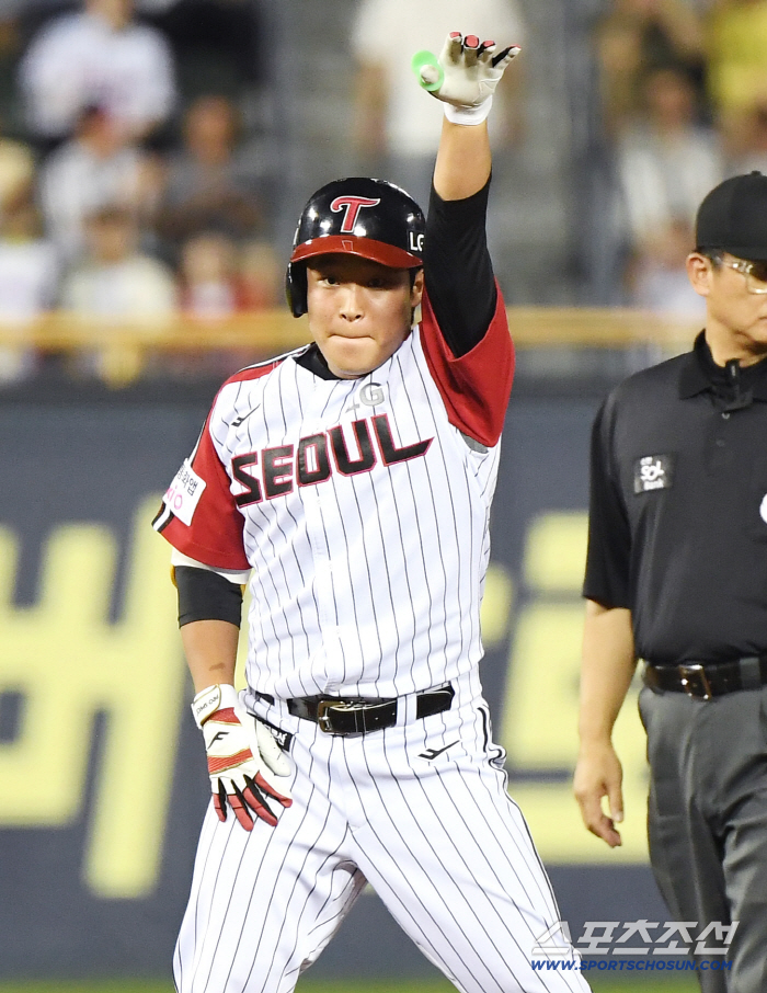  Pinch hitter Park Kwan-woo gets on base with a double